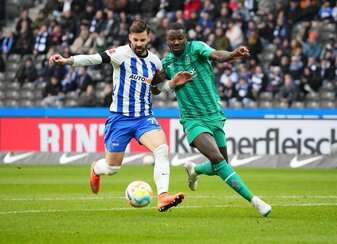 Herthas Marvin Plattenhardt (l) ist einen Schritt schneller als Gladbachs Marcus Thuram (r). Herthas Marvin Plattenhardt (l) ist einen Schritt schneller als Gladbachs Marcus Thuram (r).