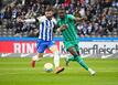 Herthas Marvin Plattenhardt (l) ist einen Schritt schneller als Gladbachs Marcus Thuram (r).