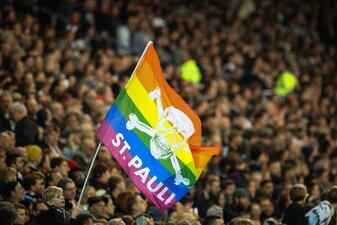 Der FC St. Pauli und seine Fans zeigen klare Kante gegen Rassismus. Der FC St. Pauli und seine Fans zeigen klare Kante gegen Rassismus.