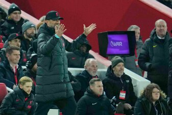 Liverpools Trainer Jürgen Klopp freut sich über den Sieg gegen den Stadtrivalen FC Everton. Liverpools Trainer Jürgen Klopp freut sich über den Sieg gegen den Stadtrivalen FC Everton.