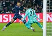 Bayern-Torwart Yann Sommer pariert einen Schuss von PSG-Superstar Kylian Mbappé.