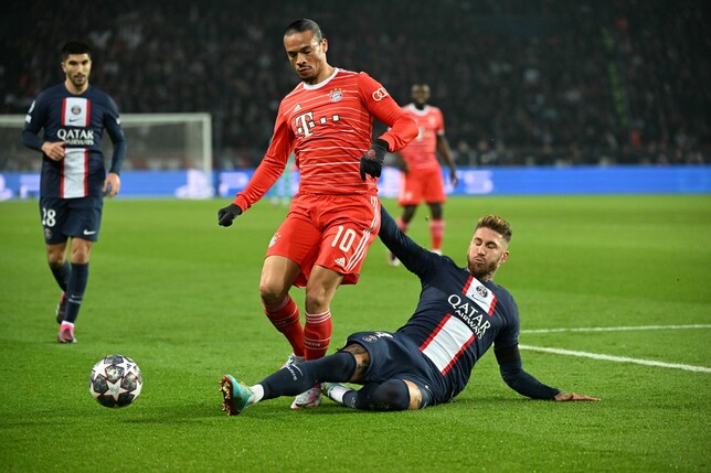 PSG-Profi Sergio Ramos (r) schubste nach dem Spiel einen Fotografen.