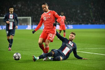 PSG-Profi Sergio Ramos (r) schubste nach dem Spiel einen Fotografen. PSG-Profi Sergio Ramos (r) schubste nach dem Spiel einen Fotografen.
