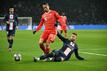 PSG-Profi Sergio Ramos (r) schubste nach dem Spiel einen Fotografen.