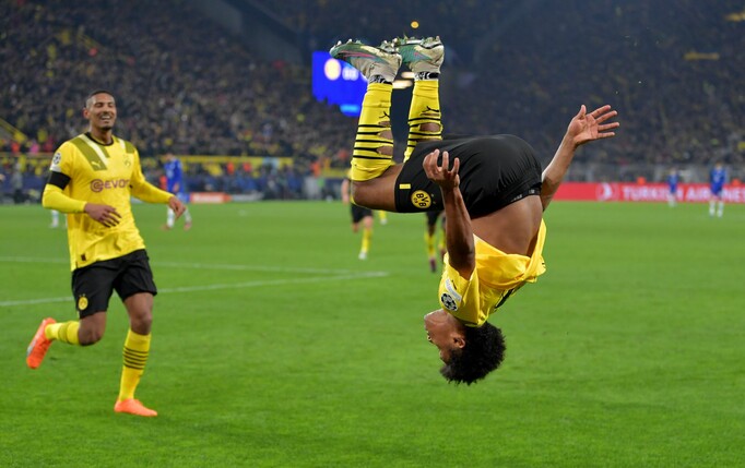 BVB-Matchwinner Karim Adeyemi (r) jubelte nach seinem Treffer mit einem Salto.