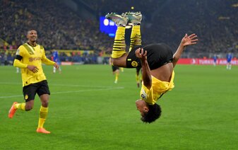 BVB-Matchwinner Karim Adeyemi (r) jubelte nach seinem Treffer mit einem Salto. BVB-Matchwinner Karim Adeyemi (r) jubelte nach seinem Treffer mit einem Salto.