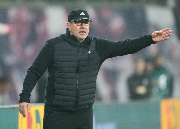 Union Berlins Trainer Urs Fischer gestikuliert am Spielfeldrand.