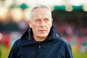 Freiburgs Trainer Christian Streich kehrt nach seiner Sperre an die Seitenlinie zurück. Freiburgs Trainer Christian Streich kehrt nach seiner Sperre an die Seitenlinie zurück.