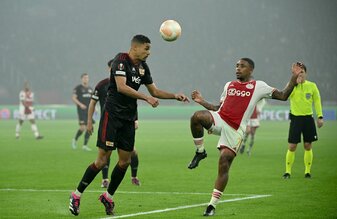 Danilho Doekhi (l, 1. FC Union), und Steven Bergwijn (Ajax Amsterdam) im Zweikampf. Danilho Doekhi (l, 1. FC Union), und Steven Bergwijn (Ajax Amsterdam) im Zweikampf.