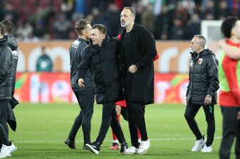 Augsburgs Trainer Enrico Maaßen (l) und Hoffenheims Coach Pellegrino Matarazzo verabschieden sich nach dem Spiel. Augsburgs Trainer Enrico Maaßen (l) und Hoffenheims Coach Pellegrino Matarazzo verabschieden sich nach dem Spiel.