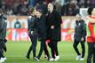 Augsburgs Trainer Enrico Maaßen (l) und Hoffenheims Coach Pellegrino Matarazzo verabschieden sich nach dem Spiel.