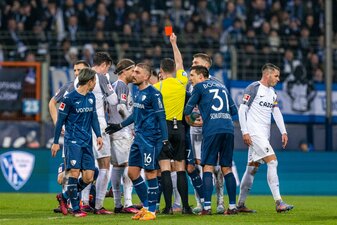 Schiedsrichter Felix Zwayer zeigt Bochums Anthony Losilla (verdeckt) die Rote Karte. Schiedsrichter Felix Zwayer zeigt Bochums Anthony Losilla (verdeckt) die Rote Karte.