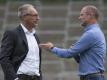 Holger Fach diskutiert mit Lilien-Präsident Rüdiger Fritsch. Foto: Boris Roessler
<br>dpa-infocom GmbH