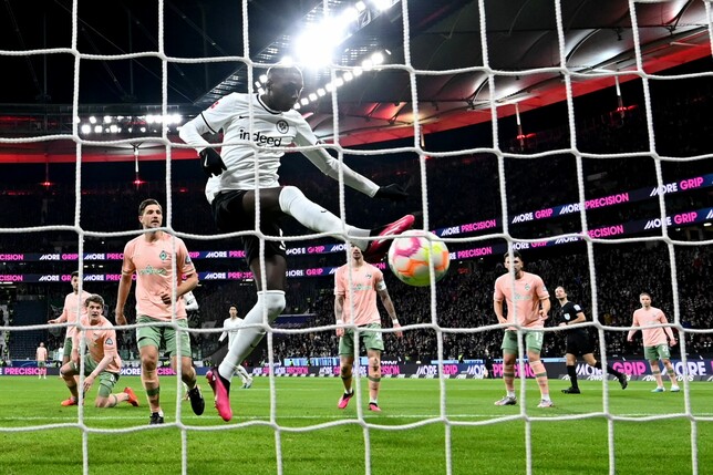 Frankfurts Randal Kolo Muani erzielt das Tor zum 2:0 gegen den SV Werder Bremen.