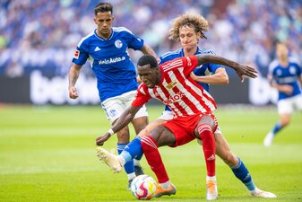 Berlins Sheraldo Becker (l) und Schalkes Alex Kral kämpfen um den Ball. Berlins Sheraldo Becker (l) und Schalkes Alex Kral kämpfen um den Ball.