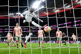 Frankfurts Randal Kolo Muani erzielt das Tor zum 2:0. Frankfurts Randal Kolo Muani erzielt das Tor zum 2:0.