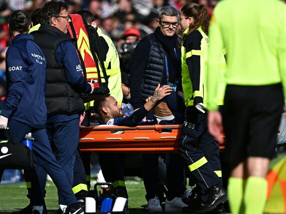 Neymar mit Trage verletzt vom Platz gebracht