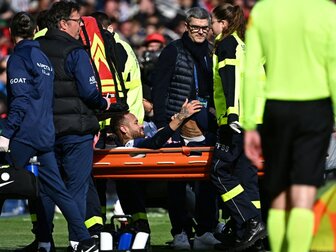Neymar mit Trage verletzt vom Platz gebracht Neymar mit Trage verletzt vom Platz gebracht
