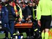 Neymar mit Trage verletzt vom Platz gebracht