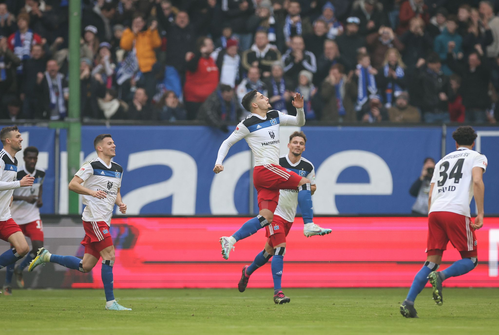 Hamburgs Ludovit Reis (M) feiert sein Tor zum 1:0.