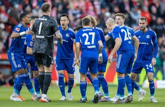 Spieler vom FC Schalke 04 motivieren sich vor Spielbeginn im Kreis. Spieler vom FC Schalke 04 motivieren sich vor Spielbeginn im Kreis.