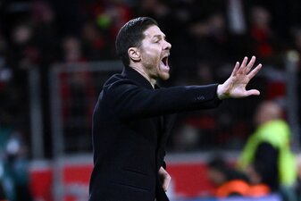 Leverkusens Trainer Xabier Alonso gestikuliert am Spielfeldrand. Leverkusens Trainer Xabier Alonso gestikuliert am Spielfeldrand.