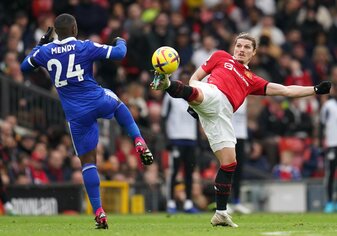 Hoch das Bein: ManUnited-Profi Marcel Sabitzer (r) im Spiel gegen Leicester City. Hoch das Bein: ManUnited-Profi Marcel Sabitzer (r) im Spiel gegen Leicester City.