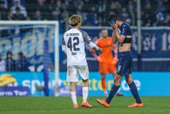 Der Bochumer Anthony Losilla (r) sah gegen Freiburg die Rote Karte. Der Bochumer Anthony Losilla (r) sah gegen Freiburg die Rote Karte.