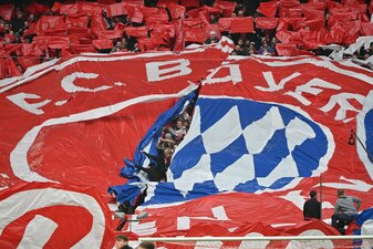 Die Polizei hat zwei Busse des FC Bayern durch eine Rettungsgasse auf der A52 gelotst und danach von einem eigenen Fehler gesprochen. Die Polizei hat zwei Busse des FC Bayern durch eine Rettungsgasse auf der A52 gelotst und danach von einem eigenen Fehler gesprochen.