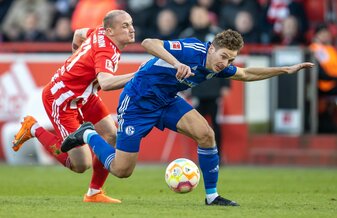 Der Schalker Cedric Brunner brach sich das Nasenbein. Der Schalker Cedric Brunner brach sich das Nasenbein.
