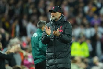 Jürgen Klopp, Trainer des FC Liverpool, verfolgt das Spiel gegen Real Madrid. Jürgen Klopp, Trainer des FC Liverpool, verfolgt das Spiel gegen Real Madrid.
