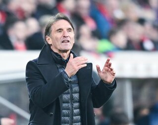 Ist mit Stuttgart auf Schalke gefordert: VfB-Coach Bruno Labbadia. Ist mit Stuttgart auf Schalke gefordert: VfB-Coach Bruno Labbadia.