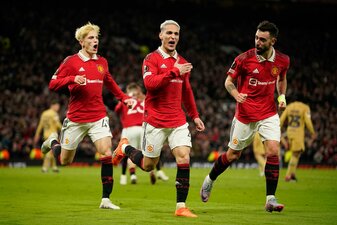 Spiel gedreht: Uniteds Antony (M) jubelt, nachdem er für die 2:1-Führung gesorgt hat. Spiel gedreht: Uniteds Antony (M) jubelt, nachdem er für die 2:1-Führung gesorgt hat.