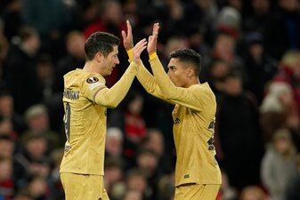 Robert Lewandowski (l) schied mit dem FC Barcelona in der Europa League aus. Robert Lewandowski (l) schied mit dem FC Barcelona in der Europa League aus.