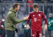 Bayern-Trainer Julian Nagelsmann (l) im Gespräch mit Thomas Müller.