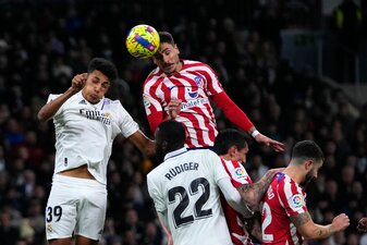 José Giménez brachte Atlético per Kopf mit 1:0 gegen Real Madrid in Führung. José Giménez brachte Atlético per Kopf mit 1:0 gegen Real Madrid in Führung.