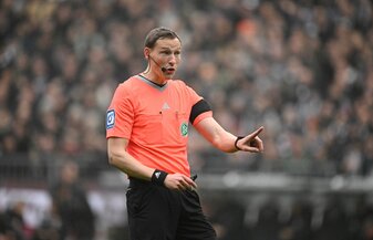 Schiedsrichter Martin Petersen muss Kritik einstecken. Schiedsrichter Martin Petersen muss Kritik einstecken.