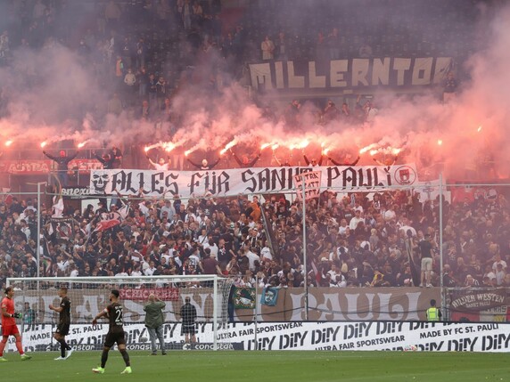 Pyrotechnik: Verspäteter Wiederanpfiff auf St. Pauli