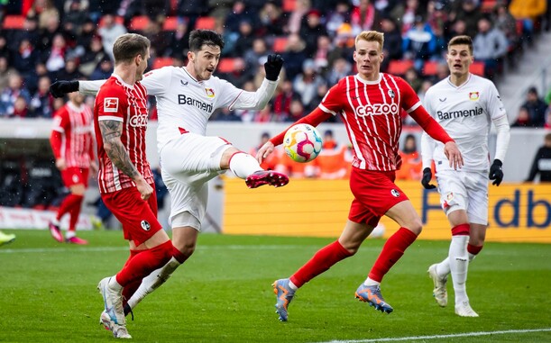 Lebendiges Spiel, kein Sieger: Leverkusens Sardar Azmoun (2.v.l) macht das Tor zum 1:1-Endstand.