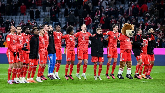 Das Maskottchen «Berni» feiert mit den Spielern des FC Bayern.