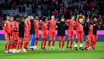 Das Maskottchen «Berni» feiert mit den Spielern des FC Bayern. Das Maskottchen «Berni» feiert mit den Spielern des FC Bayern.