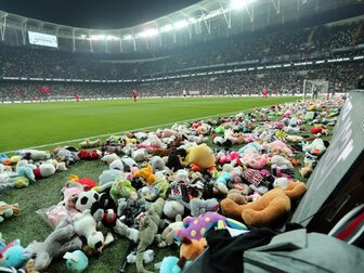 Besiktas-Fans werfen Stofftiere aufs Feld Besiktas-Fans werfen Stofftiere aufs Feld