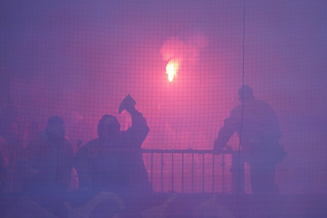 Beim Spiel zwischen dem FC St. Pauli und Hansa Rostock kam es zu Ausschreitungen im Gästeblock.