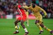 Sergio Akieme (l) von UD Almeria gegen Franck Kessie vom FC Barcelona im Zweikampf bei der 0:1-Niederlage der Katalanen.