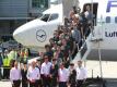 Die DFB-Auswahl beim Abflug in Frankfurt (Quelle: SID-IMAGES)
<br>
<br>
<br>© 2016 SID