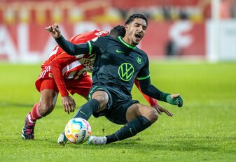 Wolfsburgs Omar Marmoush könnte bald das Trikot von Eintracht Frankfurt tragen. Wolfsburgs Omar Marmoush könnte bald das Trikot von Eintracht Frankfurt tragen.