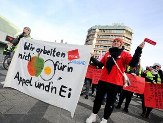 Kein Nahverkehr beim Spitzenspiel in Dortmund: Für Freitag kündigte die Gewerkschaft Verdi einen ganztägigen Streik an. Kein Nahverkehr beim Spitzenspiel in Dortmund: Für Freitag kündigte die Gewerkschaft Verdi einen ganztägigen Streik an.
