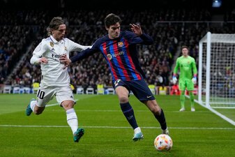 Marcos Alonso (r) vom FC Barcelona behauptet den Ball gegen Luka Modric. Marcos Alonso (r) vom FC Barcelona behauptet den Ball gegen Luka Modric.