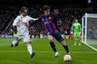 Marcos Alonso (r) vom FC Barcelona behauptet den Ball gegen Luka Modric.