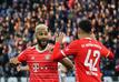 Eric Maxim Choupo-Moting (l) bleibt noch ein weiteres Jahr bei den Bayern.